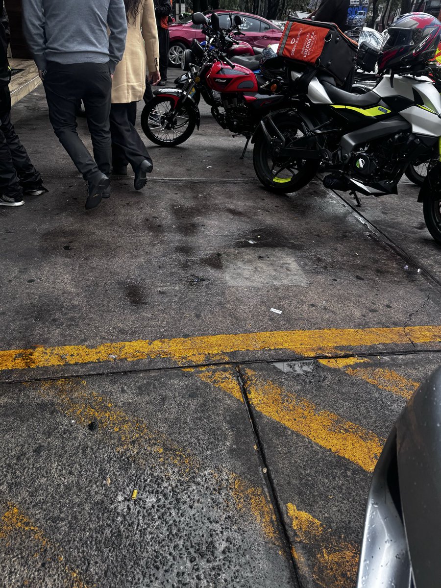 UlisesBerry's tweet photo. @SSC_CDMX  #reportevial
Por favor su ayuda para mover las motocicletas estacionadas sobre la banqueta que están obstaculizando el paso peatonal sobre Miramontes y calle 69 https://t.co/a4kX7VmGGL