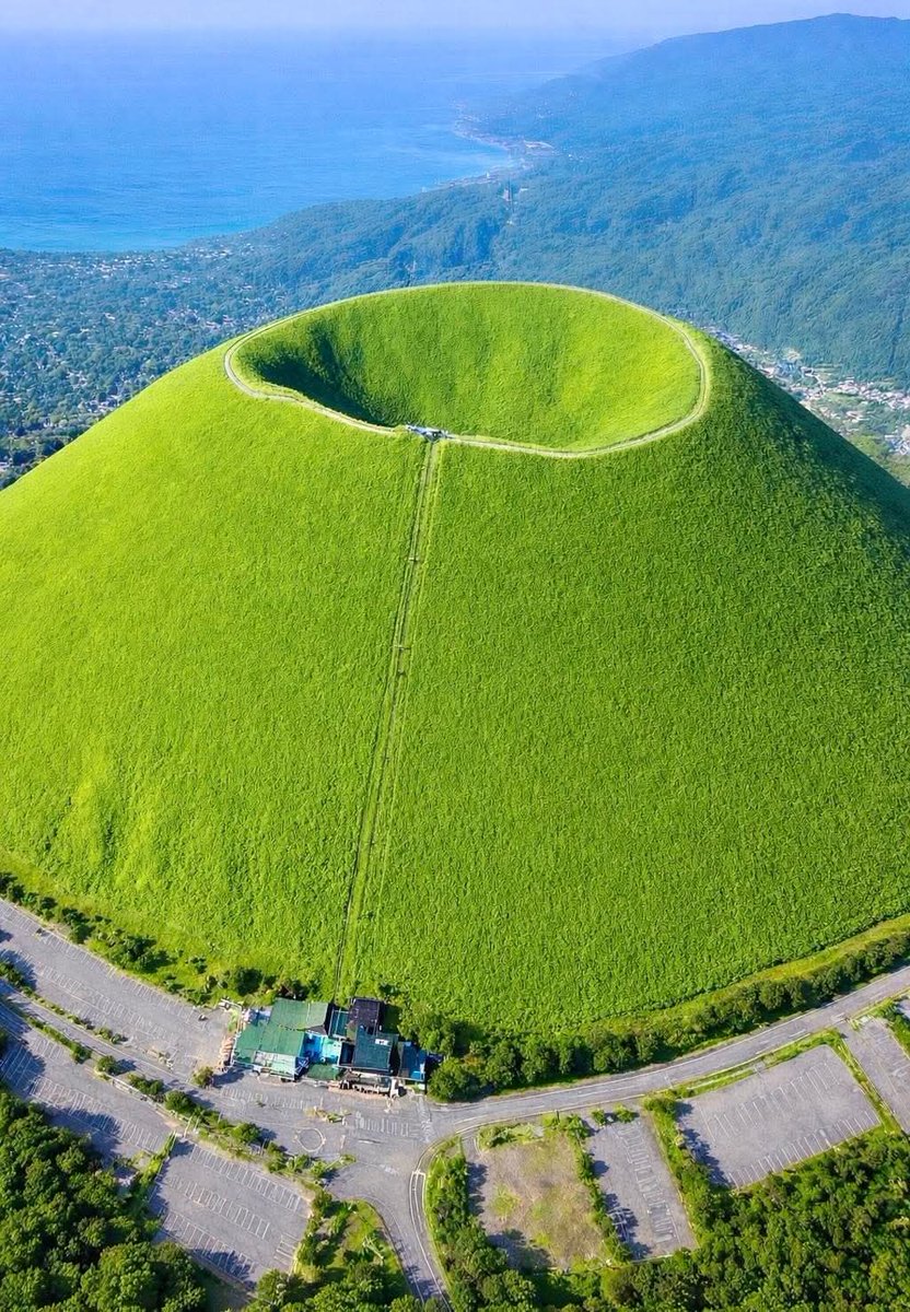_teleported's tweet photo. The cutest volcanic cone ever.

Mount Omuro (大室山), Izu Peninsula, Japan. Perfected by nature... and human alike.
An more realistic immersive view:
https://t.co/MsNSr9DSkB
34°53'59.0"N 139°05'52.0"E
(Imagery by BAKU S) https://t.co/QoNjWLaKQU