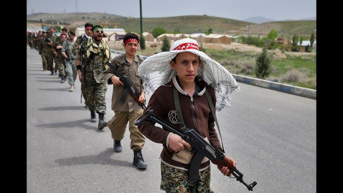 brmariafernanda's tweet photo. Crianças de 12 anos estão sendo recrutadas para a guerra no Irã. 
A ditadura iraniana ao invés de se render, parar de financiar o terrorismo no mundo, prefere sacrificar suas próprias crianças, seu próprio futuro… cadê os “defensores dos direitos humanos” agora? https://t.co/IeGRwMvCb0