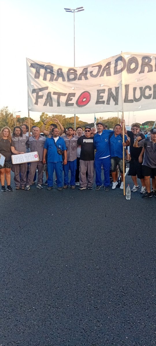 camilo_mones's tweet photo. En la Panamericana los trabajadores de Fate en lucha con un mensaje para todo el pueblo trabajador: Fate NO se CIERRA!!!! https://t.co/hzTLpg1RbH