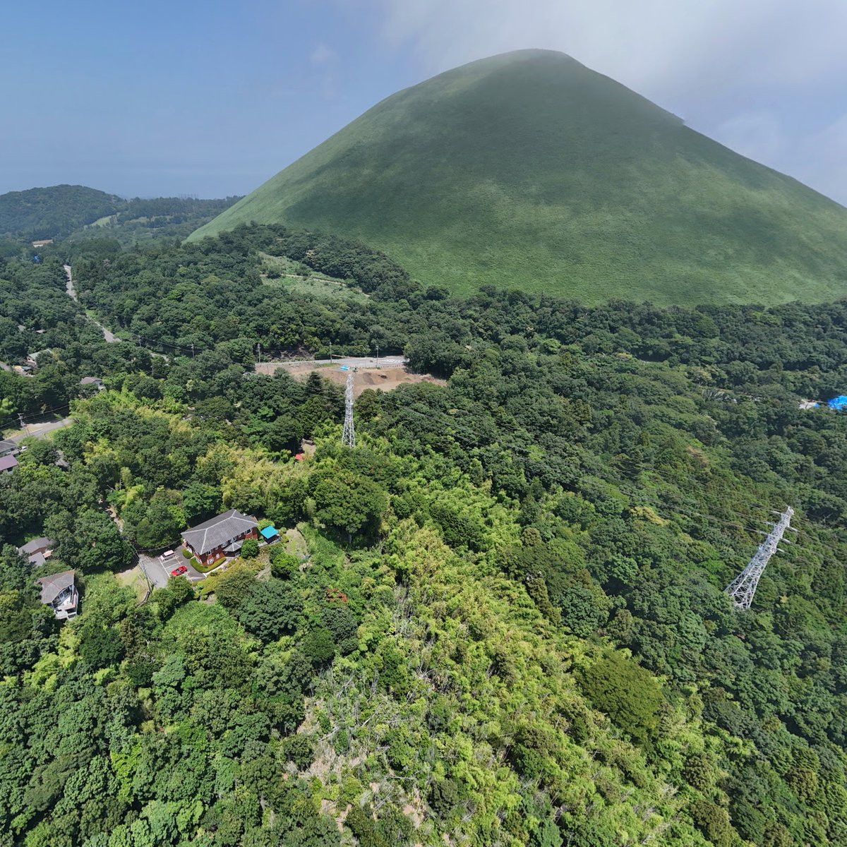 _teleported's tweet photo. The cutest volcanic cone ever.

Mount Omuro (大室山), Izu Peninsula, Japan. Perfected by nature... and human alike.
An more realistic immersive view:
https://t.co/MsNSr9DSkB
34°53'59.0"N 139°05'52.0"E
(Imagery by BAKU S) https://t.co/QoNjWLaKQU