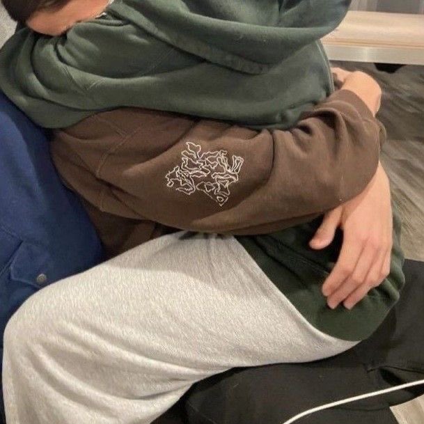 saturn ☆ SEEING LOUIS tweet media