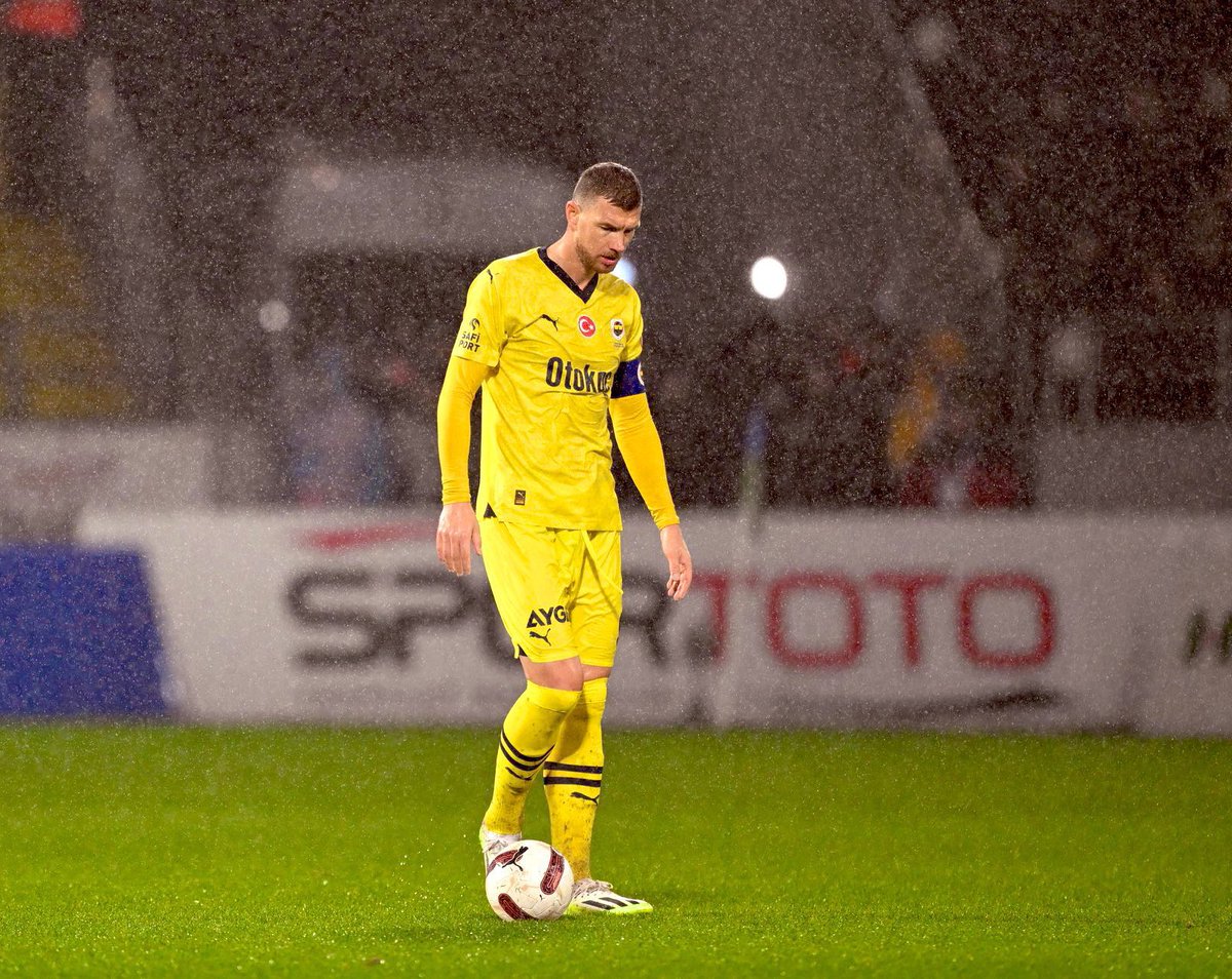 Bosna Hersek kazandı. Yemin ederim mutlu oldum. Bu gördüğünüz adam çok büyük karakter, çok büyük lider. 40 yaşında ülkesini aldı Dünya Kupasına götürdü hem de İtalya gibi bir devi eleyerek.. 

Seni çok seviyorum Edin Dzeko.