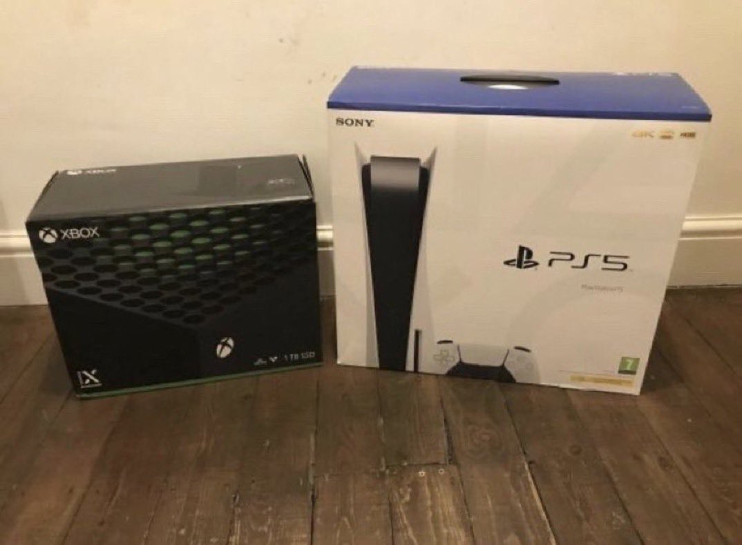 anthonyiagallo's tweet photo. Hello Twitter family I have an extra ps5 that I am selling for 600$ it is the disc edition (I am keeping the Xbox lol) and I can ship it to you just shoot me a dm ❤️ https://t.co/yCjLv7jhD0