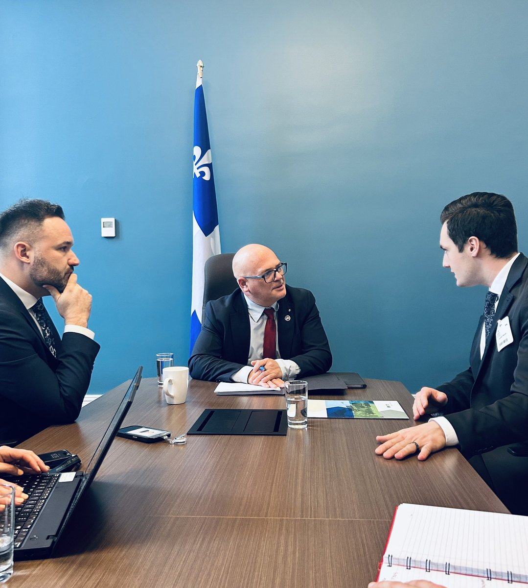 JJulienCAQ's tweet photo. Discussions franches avec Edmond Leclerc, président de la Société de transport de l'Outaouais. Plusieurs projets abordés, dont le Rapibus et le tramway. Je sens une réelle collaboration avec cet important partenaire. Le dialogue est ouvert et j’ai confiance pour la suite. https://t.co/yx2QQCyNa6