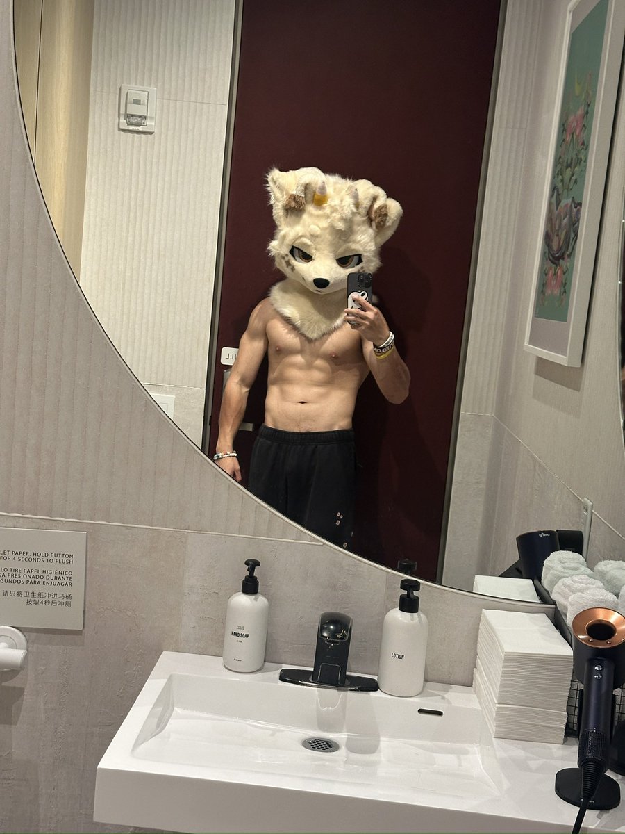MangoPubby's tweet photo. Come take a shower with me 🐕✨ https://t.co/uGvcGJxHC2
