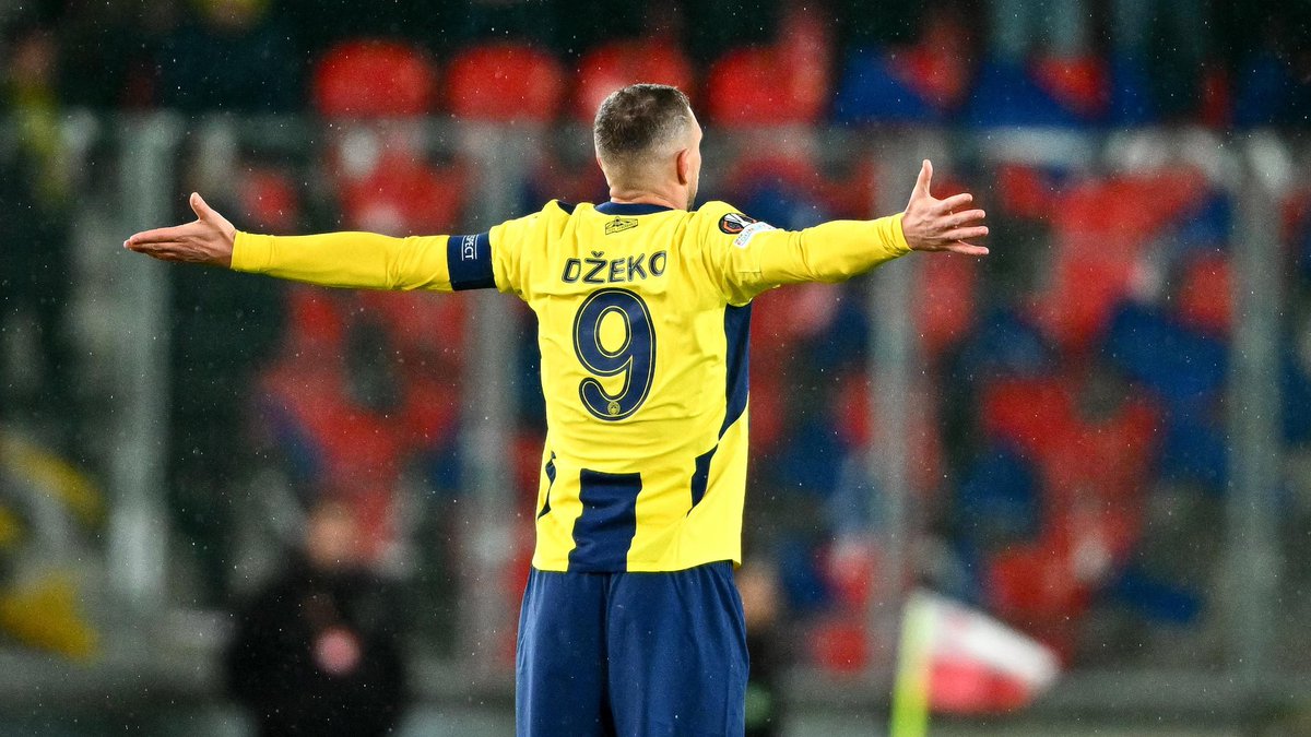 Fenerli19070231's tweet photo. Icardi und osi wurden mit diesen Mann verglichen ja bitte der Mann trägt sein Land mit 40 in die WM einer der besten Stürmer der Historie 🇧🇦 https://t.co/bcmgH8hReG