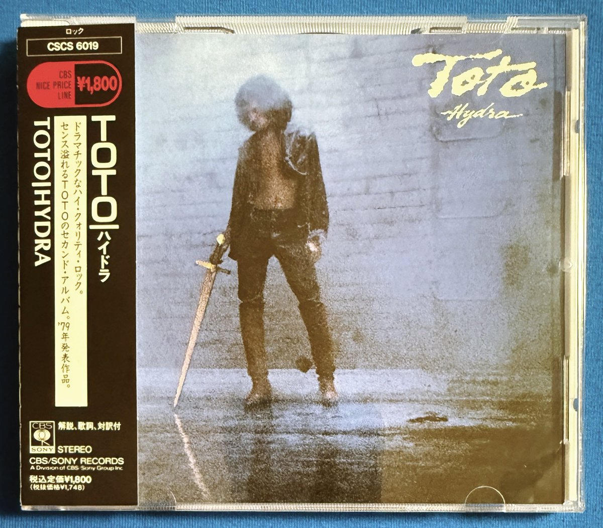 1986battery's tweet image. ⁎⁺˳✧༚*❁おはようございます❃*˚✧₊⁎

TOTOが旋律の美しさや技術だけでなく力強さも兼ね備えているのはひとえにジェフ・ポーカロのグルーヴィーでパワフルなドラムにあると思う。リーダーとしてもバンドの黄金期を支えた名ドラマー。1992年急逝。生きていれば72才。

#TOTO
#NowPlaying 🎧