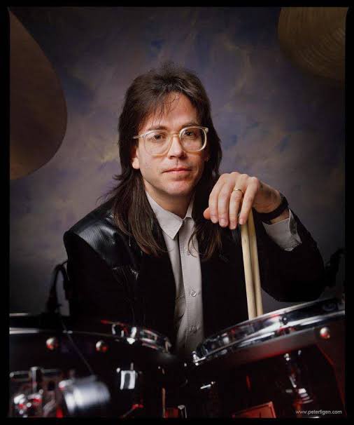 1986battery's tweet image. ⁎⁺˳✧༚*❁おはようございます❃*˚✧₊⁎

TOTOが旋律の美しさや技術だけでなく力強さも兼ね備えているのはひとえにジェフ・ポーカロのグルーヴィーでパワフルなドラムにあると思う。リーダーとしてもバンドの黄金期を支えた名ドラマー。1992年急逝。生きていれば72才。

#TOTO
#NowPlaying 🎧