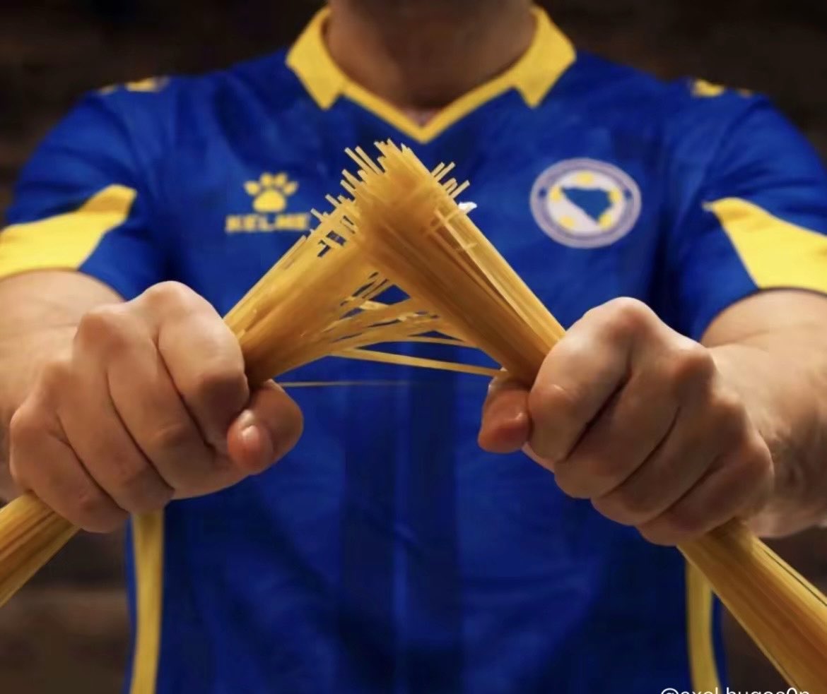 BalkanFutbolu's tweet photo. 🇧🇦 | Bosna Hersek, Dünya Kupasına gidiyor!

40 yaşındaki Edin Dzeko önderliğinde, İtalya'yı geçmeyi başardı.

Makarna iptal, biz cevapi'den devam. 😎 https://t.co/g2frEOkfHK
