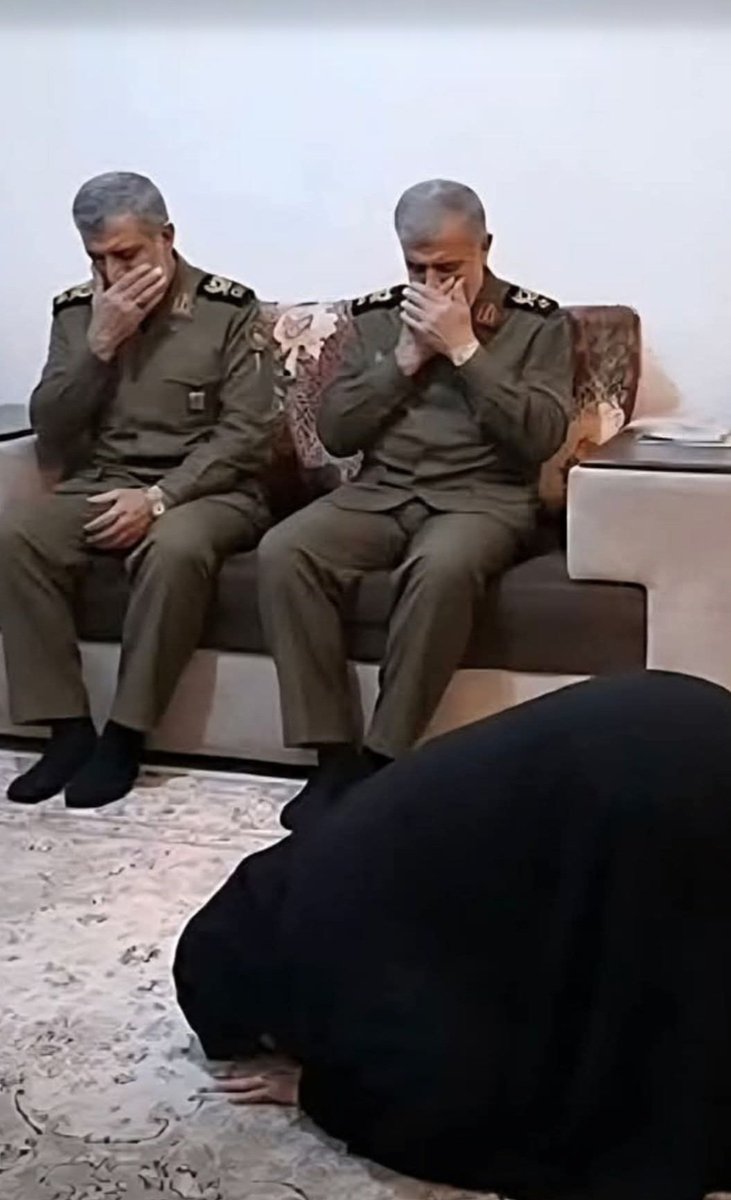 عندما ابلغوها الضباط  بإستشهاد ابنها-زميلهم- خرت ساجده
#إيران_الإسلام
