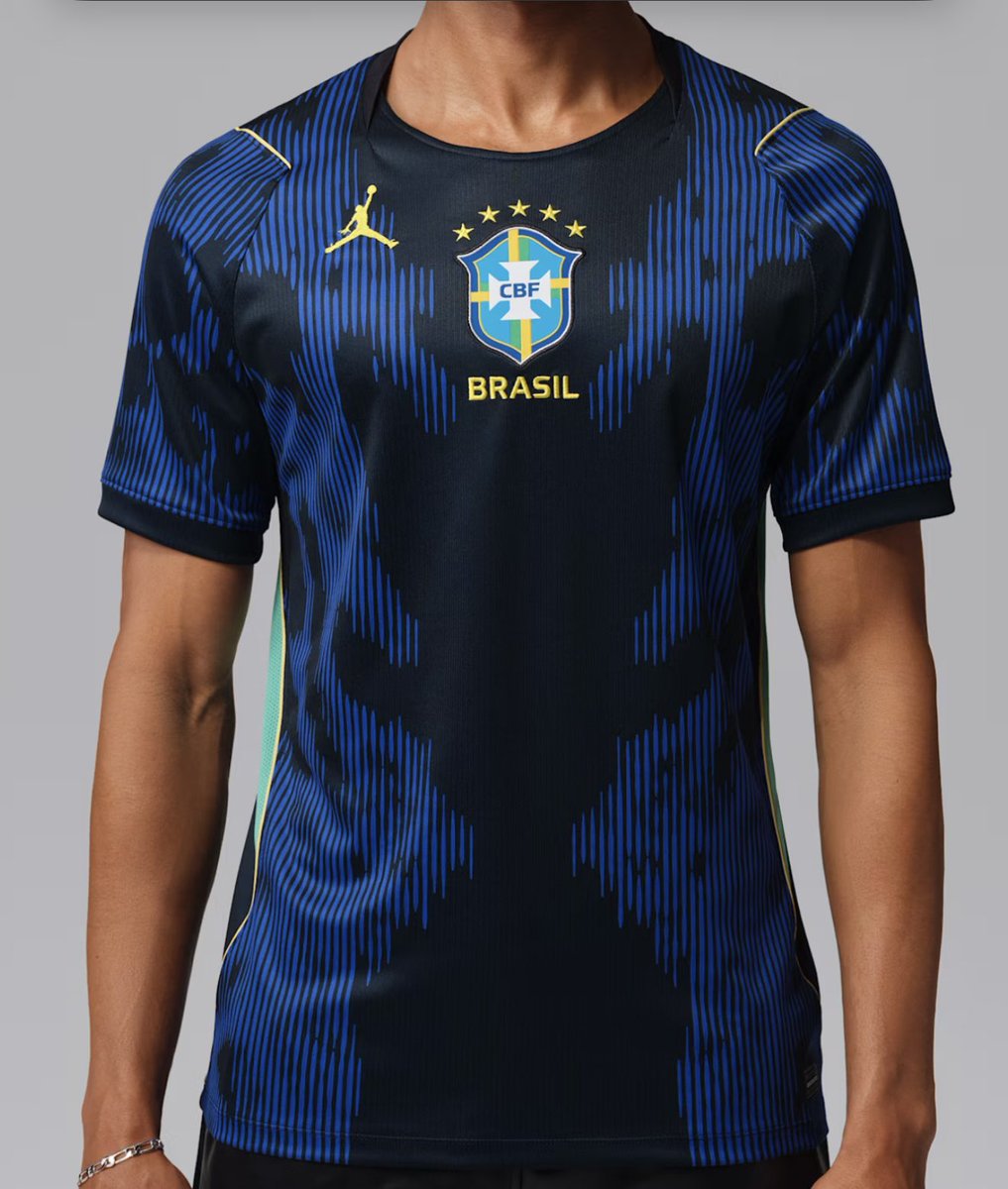 imahcosta's tweet photo. Oque me deixa grilado é que a cor preta está mais evidente que a cor verde 🇧🇷 oque essa cor preta significa? 
#camisadobrasil #CopadoMundoFIFA #brasil https://t.co/jGzw22HTeI