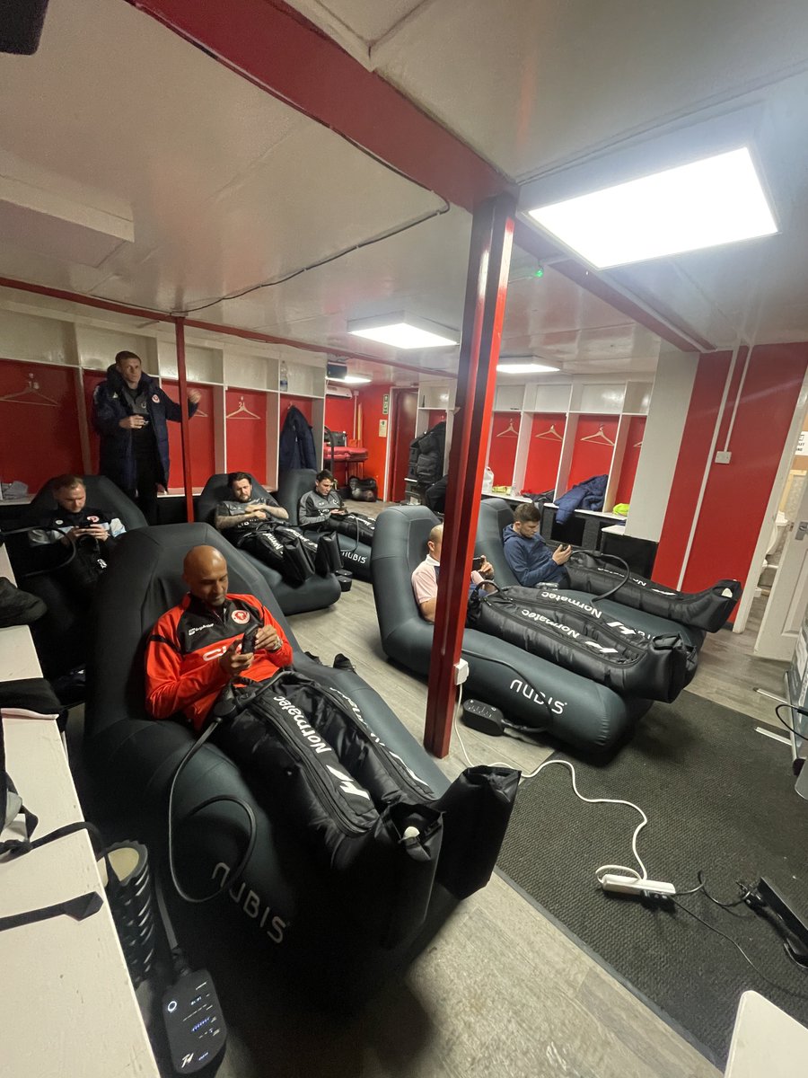 Kweku_Ansah's tweet photo. Evening recovery session for @PUFC_Gravesend players as they prepare for their second leg semi final in the FA Vase on Saturday in a chance of playing at Wembley 🏟️⚽️🏆 https://t.co/VnBeo4yFsJ