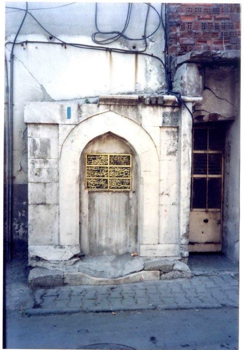 mufidyuksel's tweet photo. Jean Castrioti öldükten sonra Memleketi Mirdita oğlu George Castrioti (İskender Bey'e) tevcih edilseydi, İskender Bey asla ayaklanmazdı. Bütün bunlar İskender Bey'in babasının ülkesinin kendisine tevcihi için aracı kıldığı Mehmed Bey'in ihaneti yüzünden oldu. Mehmed Bey aracı olmak/tavassut etmek yerine, tersine "Mirdita/Kruja'yı İskender Bey'e vermeyin" diye mektuplarla telkinde bulundu. Sonradan Kanuni zamanında İskender Bey'in iki torunu gelerek Müslüman oldu. Yine dedesi İskender Bey'in adını alan Simkeşbaşılığa yükseldi. Ayvansaray'da Çeşme yaptırdı 990/1582-83 Tarihinde Vefat edince Eyüp'teki yaptırdığı Mektebinin, Dugacinzadelerin de gömüldüğü Haziresine gömüldü.