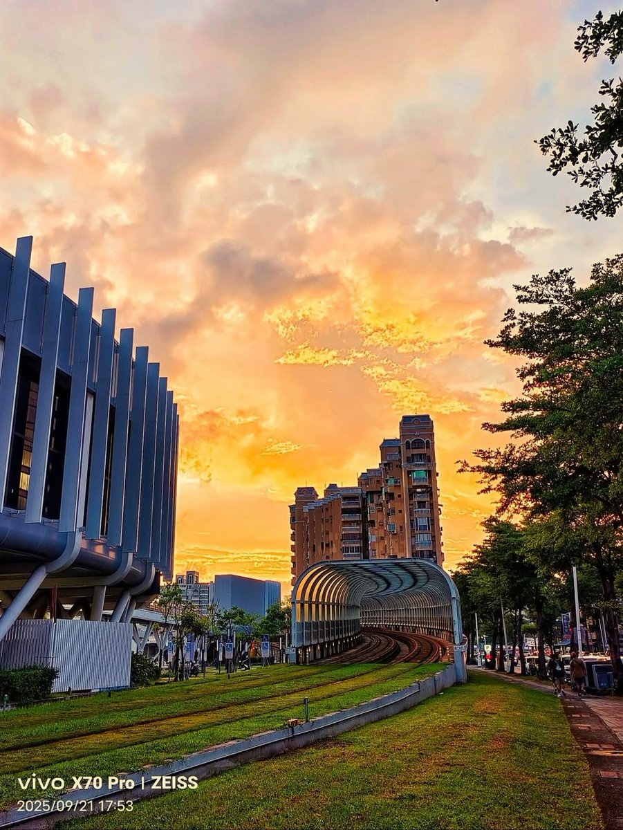 原来快乐可以如此简单：一块甜而不腻的巧克力蛋糕就足够了。