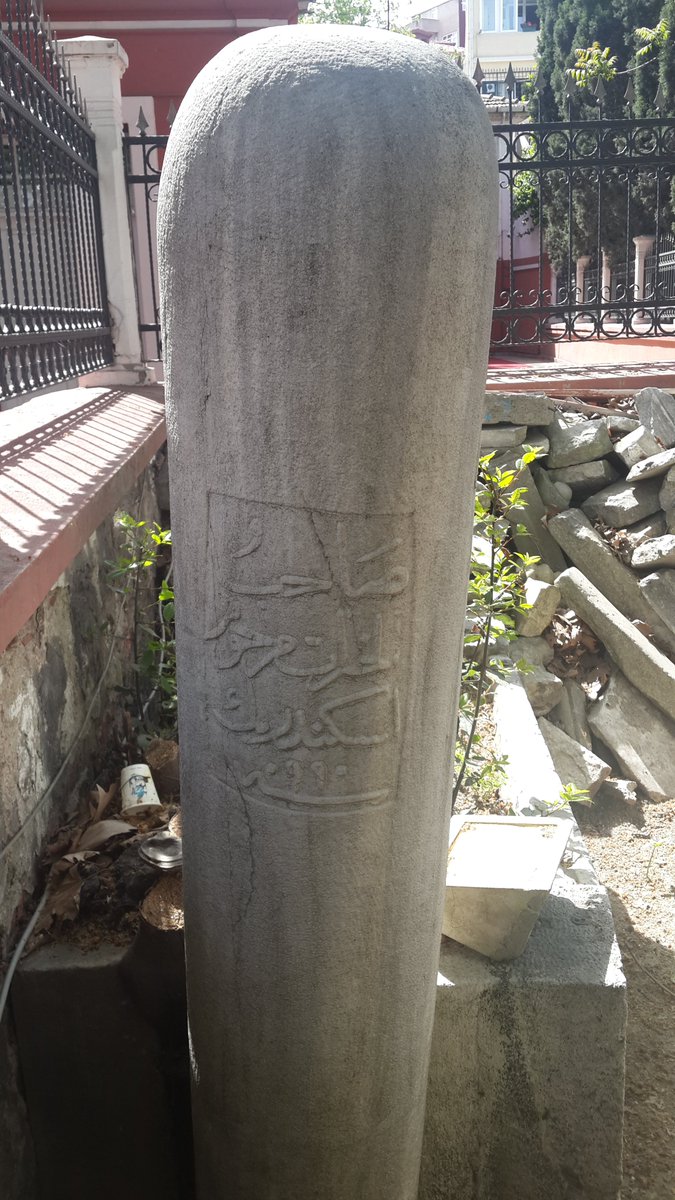 mufidyuksel's tweet photo. Jean Castrioti öldükten sonra Memleketi Mirdita oğlu George Castrioti (İskender Bey'e) tevcih edilseydi, İskender Bey asla ayaklanmazdı. Bütün bunlar İskender Bey'in babasının ülkesinin kendisine tevcihi için aracı kıldığı Mehmed Bey'in ihaneti yüzünden oldu. Mehmed Bey aracı olmak/tavassut etmek yerine, tersine "Mirdita/Kruja'yı İskender Bey'e vermeyin" diye mektuplarla telkinde bulundu. Sonradan Kanuni zamanında İskender Bey'in iki torunu gelerek Müslüman oldu. Yine dedesi İskender Bey'in adını alan Simkeşbaşılığa yükseldi. Ayvansaray'da Çeşme yaptırdı 990/1582-83 Tarihinde Vefat edince Eyüp'teki yaptırdığı Mektebinin, Dugacinzadelerin de gömüldüğü Haziresine gömüldü.