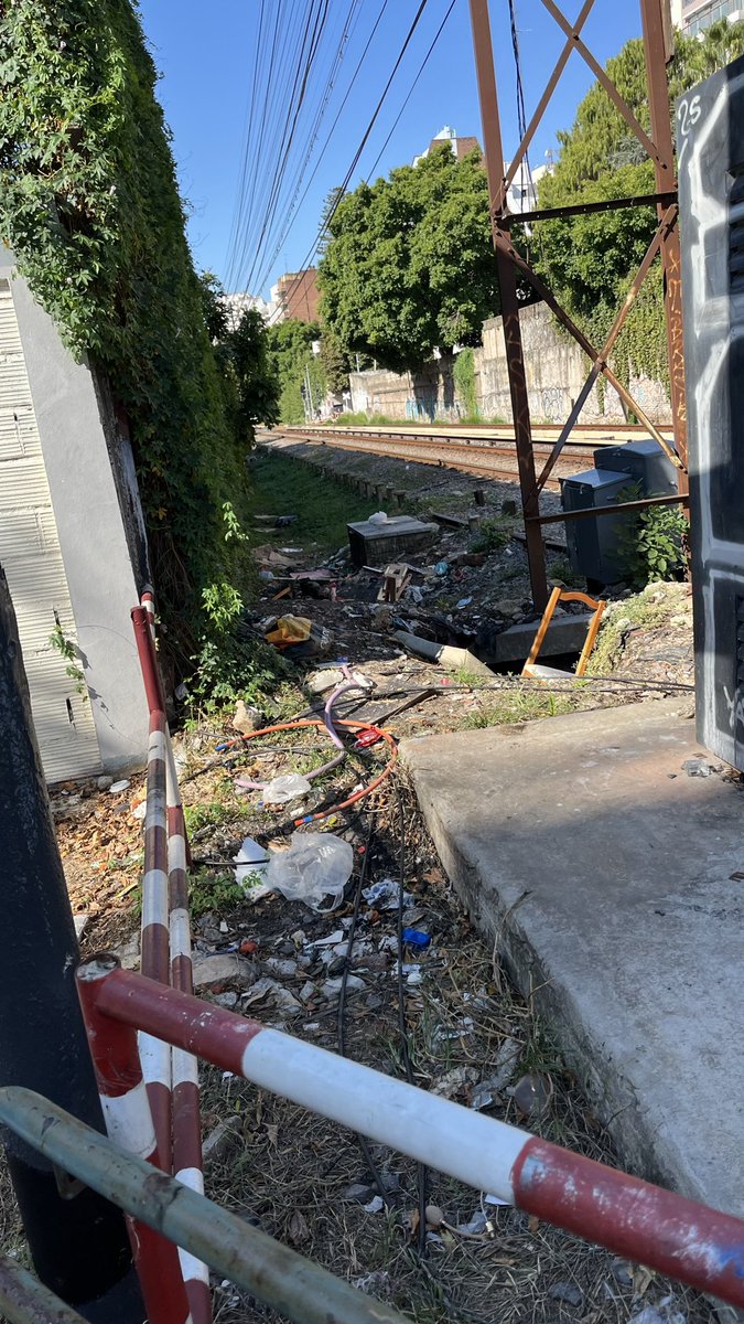 leli_mai's tweet image. Los que tienen los costados de las vías del Sarmiento hecho un asco se quejan por 10 bolsas de basura cerradas que va a levantar el camión a la noche. #Hipócrita