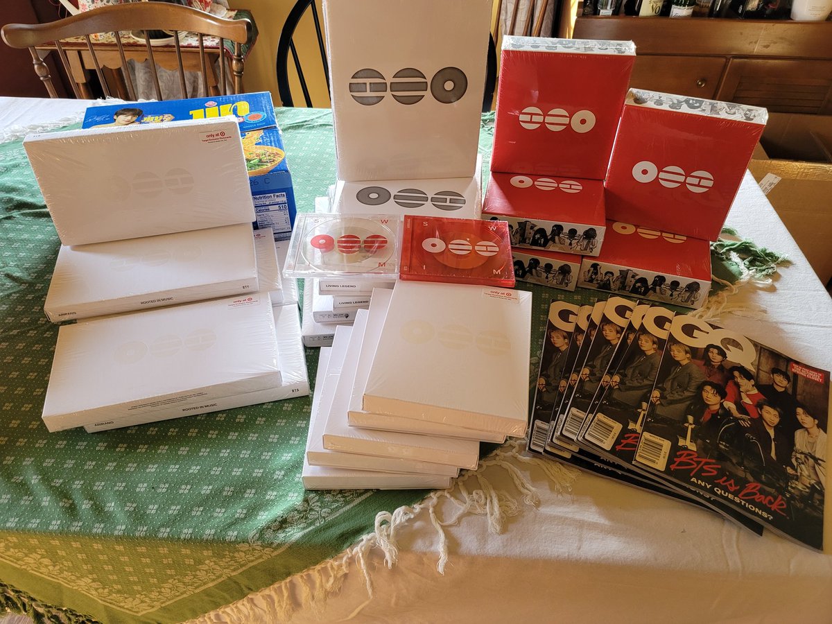 Molecules01_019's tweet photo. 4 Targets and 1 Barnes and Noble and only 1 of each Swim and everything else. Delaware, you're killing it girl buying out the singles. Thursday I might hit Northern Chester County, Pa and maybe Lancaster County. Gotta see who has any left. All cash and all separate transactions😏 https://t.co/8gFcL282SM
