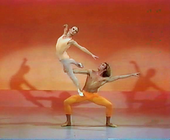 Cuando la fuerza se vuelve poesía.
 Jorge Donn y Tania en un instante suspendido: uno vuela, el otro sostiene… y todo parece imposible hasta que sucede.
¿Quién impulsa a quién? ✨

#JorgeDonn #Ballet #Danza #ArteEnMovimiento #Dance #Escena #HistoriaDelBallet