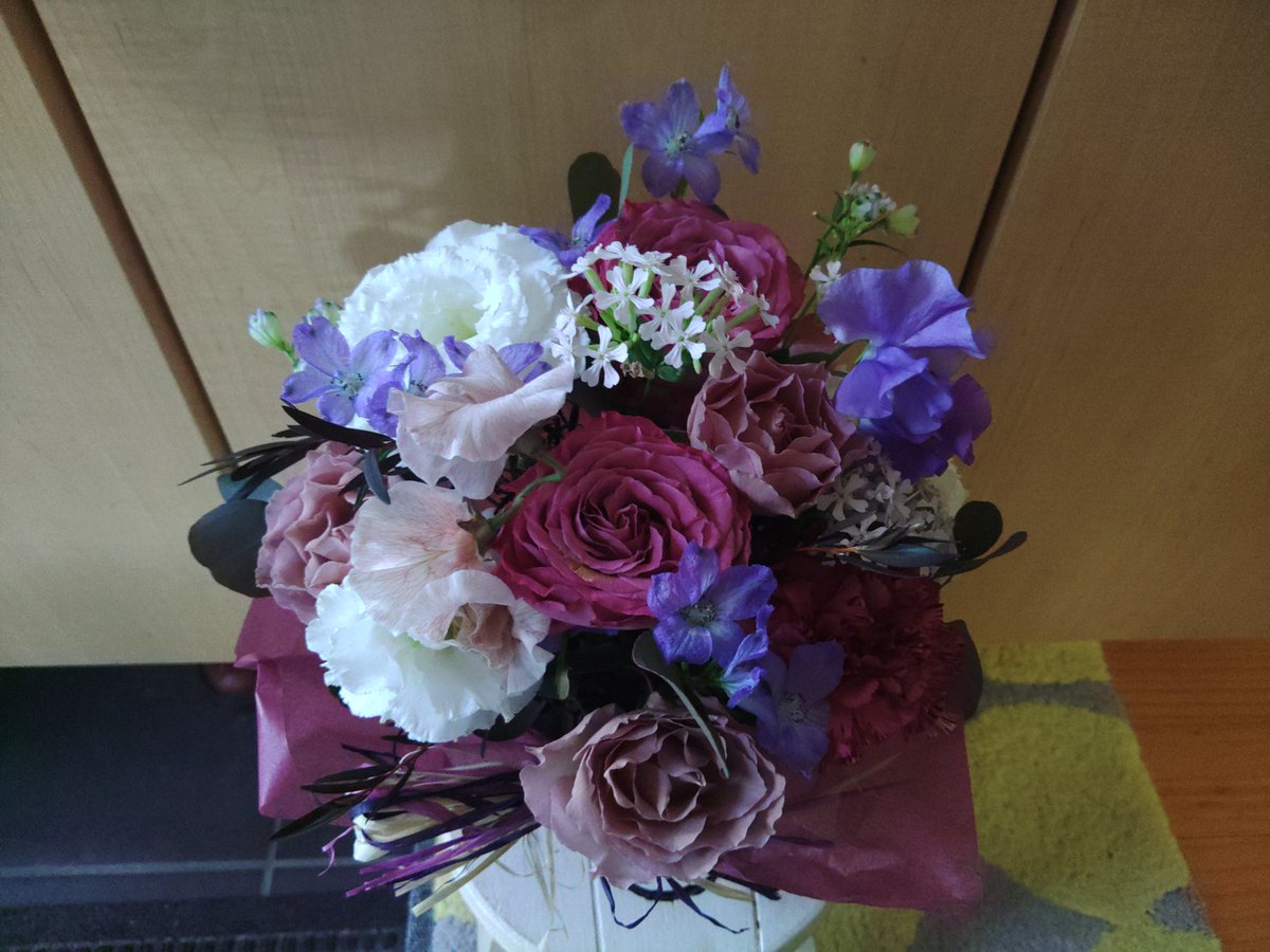 人事異動で今日から新しい職場へ。
先ずは忘れ物をしない様にだわ!

↓送別会でいただいたお花、めっちゃ好みの色合い♥
玄関に置いて、前の職場の皆んなから背中を押してもらいながらの出勤です!