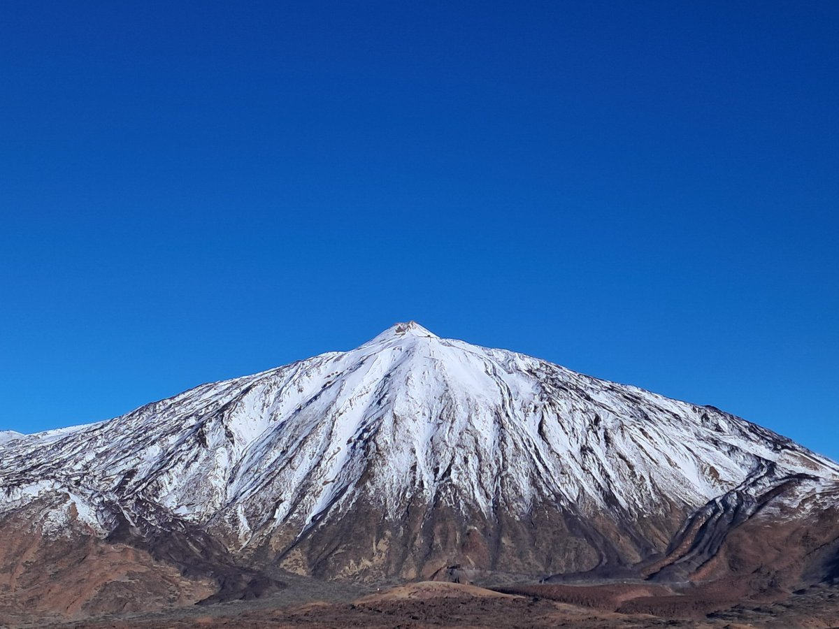 aire_sergio_rod's tweet photo. En cuestión de pocos días hemos pasamos de copiosas precipitaciones de la borrasca Therese a una calima extraordinariamente intensa. Las imágenes satélite muestran un contraste impactante: nieve en El Teide y polvo coexistiendo sobre Tenerife. https://t.co/bbpqKJWBJb