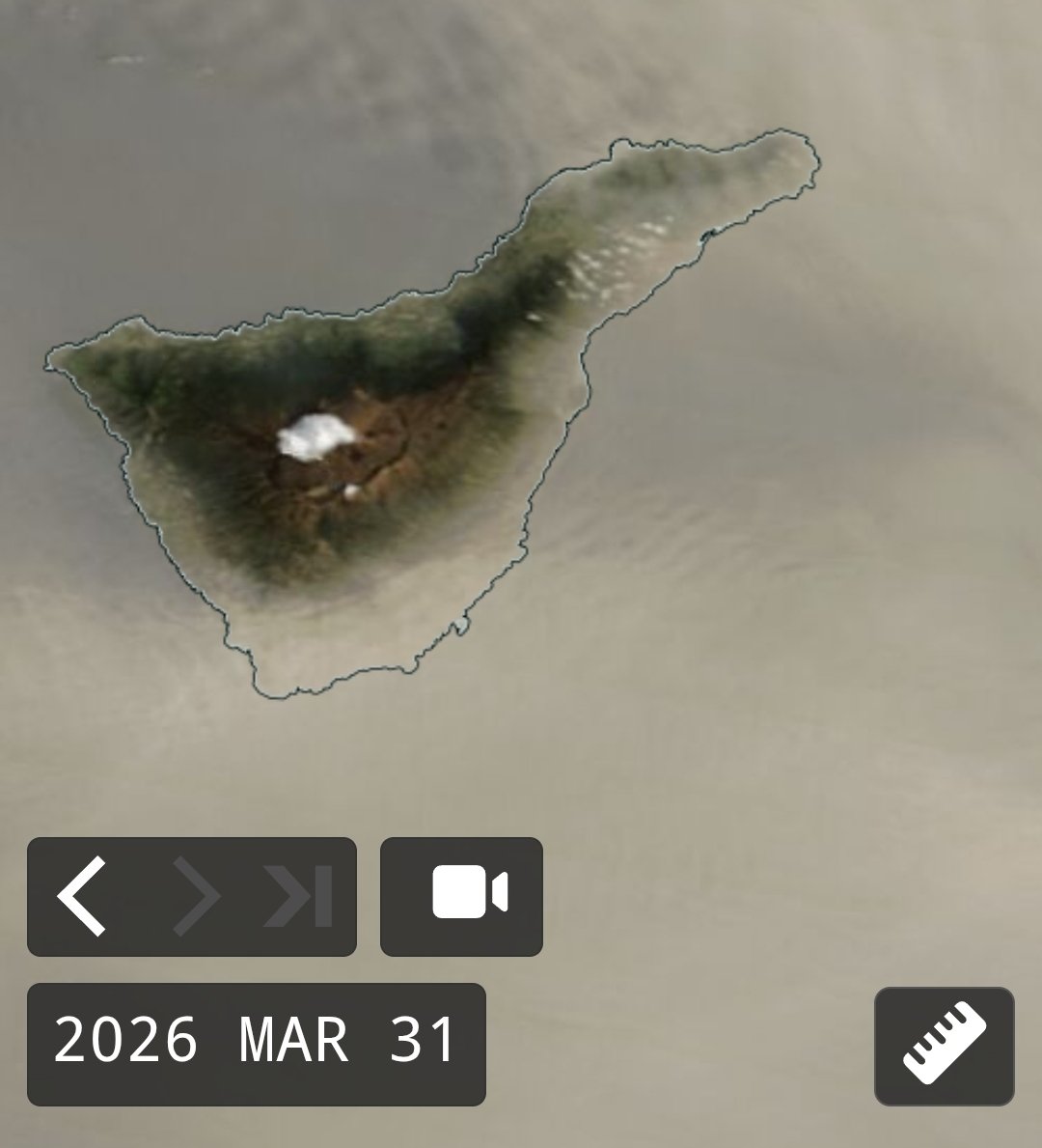 aire_sergio_rod's tweet photo. En cuestión de pocos días hemos pasamos de copiosas precipitaciones de la borrasca Therese a una calima extraordinariamente intensa. Las imágenes satélite muestran un contraste impactante: nieve en El Teide y polvo coexistiendo sobre Tenerife. https://t.co/bbpqKJWBJb