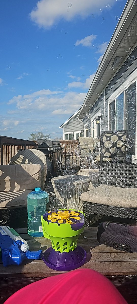ascoopofmaddy's tweet photo. Bubbles and Sun https://t.co/qDwUXIK9ox