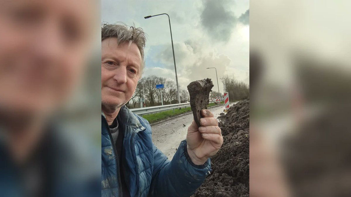 DeArcheoloog's tweet photo. #Amateurarcheoloog Carel Versluis heeft bij wegwerkzaamheden bij #Culemborg Romeins #aardewerk, slachtafval en een stuk van een maalsteen gevonden. Waarschijnlijk hoort het materiaal bij een vroegere #Romeinse nederzetting. (Foto’s: Carel Versluis)
https://t.co/MqdyQUZV22 https://t.co/58LNfgkDf9