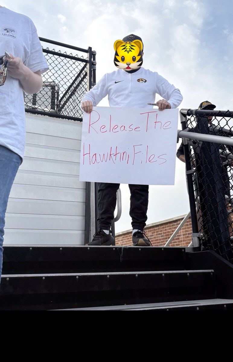 Missouri_Mike13's tweet photo. You need to be executed @VS2Mizzou  #Hawktinifiles https://t.co/2bqLTshKie