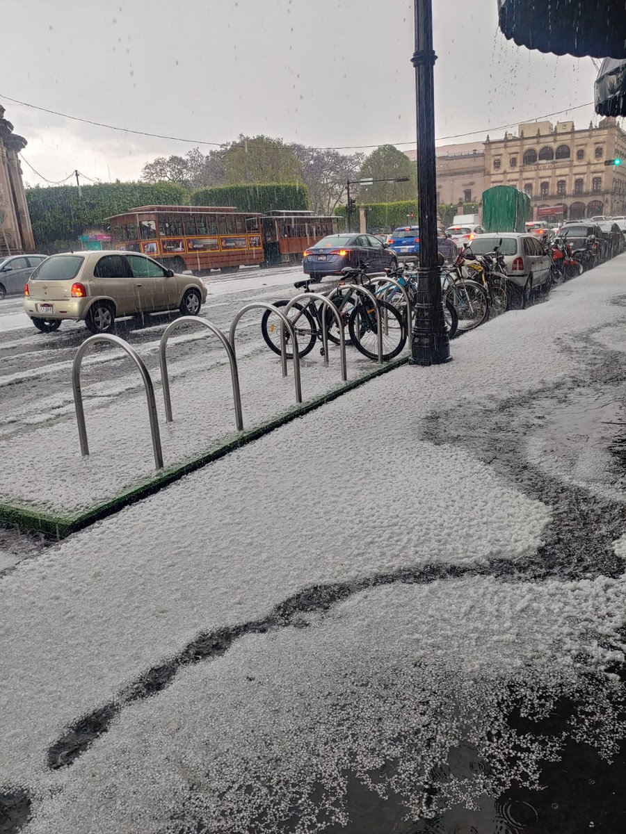 Milenio's tweet photo. ⛈️🧊 No es París, es Morelia: fuerte granizada azota capital de Michoacán en plena primavera y pinta de blanco el centro histórico

Afortunadamente, las autoridades locales no reportan afectaciones mayores. Hasta el momento únicamente se registran encharcamientos menores, por debajo del nivel de la banqueta.

Cabe mencionar que el Servicio Meteorológico Nacional (SMN) pronostica lluvias puntuales fuertes, acompañadas de descargas eléctricas y posible caída de granizo en el estado. Sobre todo en regiones como Pátzcuaro, Cuitzeo, Lerma, Bajío y Centro.

✍️📹📸 Con información e imágenes de Elizabeth Guzmán para MILENIO