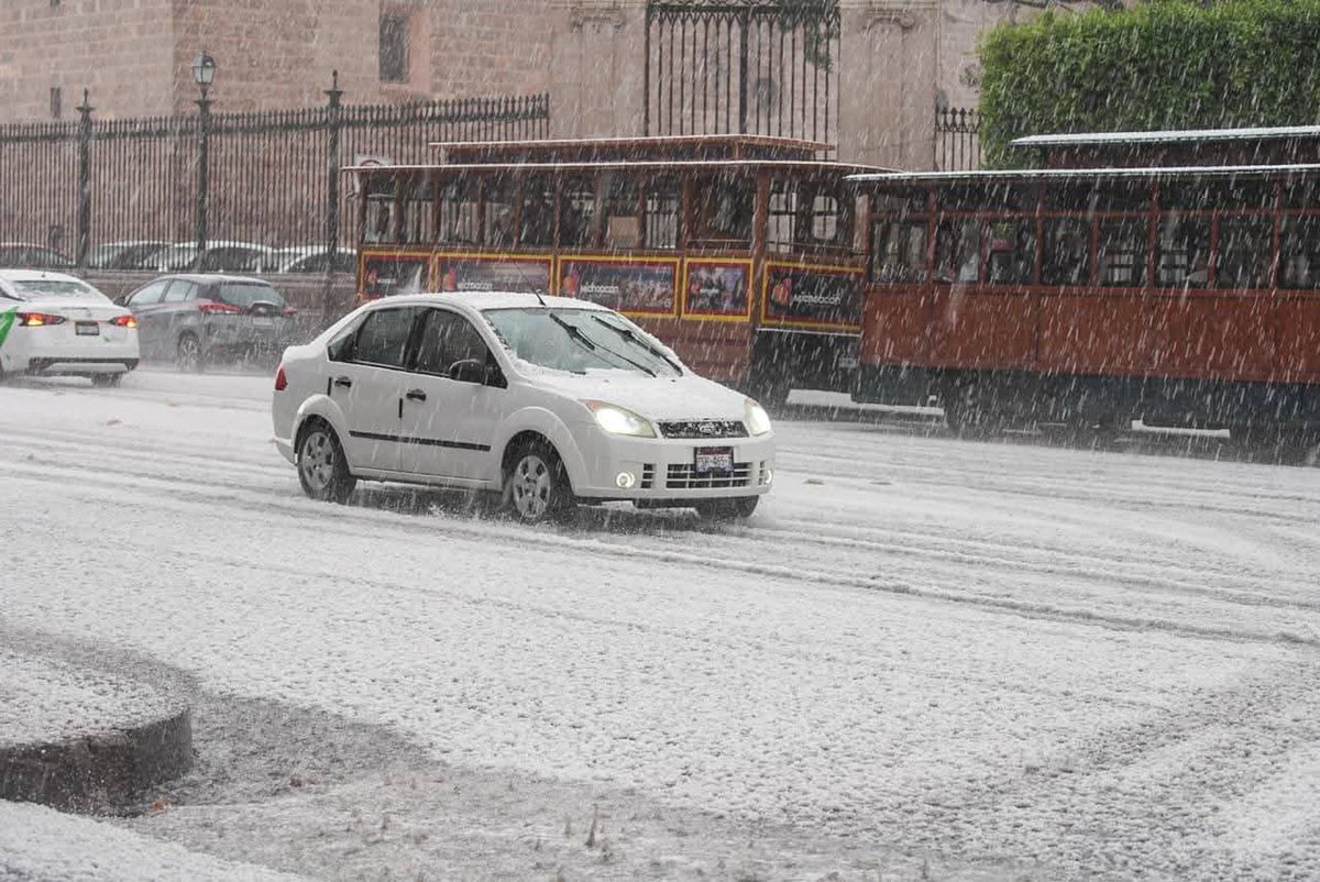 Milenio's tweet photo. ⛈️🧊 No es París, es Morelia: fuerte granizada azota capital de Michoacán en plena primavera y pinta de blanco el centro histórico

Afortunadamente, las autoridades locales no reportan afectaciones mayores. Hasta el momento únicamente se registran encharcamientos menores, por debajo del nivel de la banqueta.

Cabe mencionar que el Servicio Meteorológico Nacional (SMN) pronostica lluvias puntuales fuertes, acompañadas de descargas eléctricas y posible caída de granizo en el estado. Sobre todo en regiones como Pátzcuaro, Cuitzeo, Lerma, Bajío y Centro.

✍️📹📸 Con información e imágenes de Elizabeth Guzmán para MILENIO
