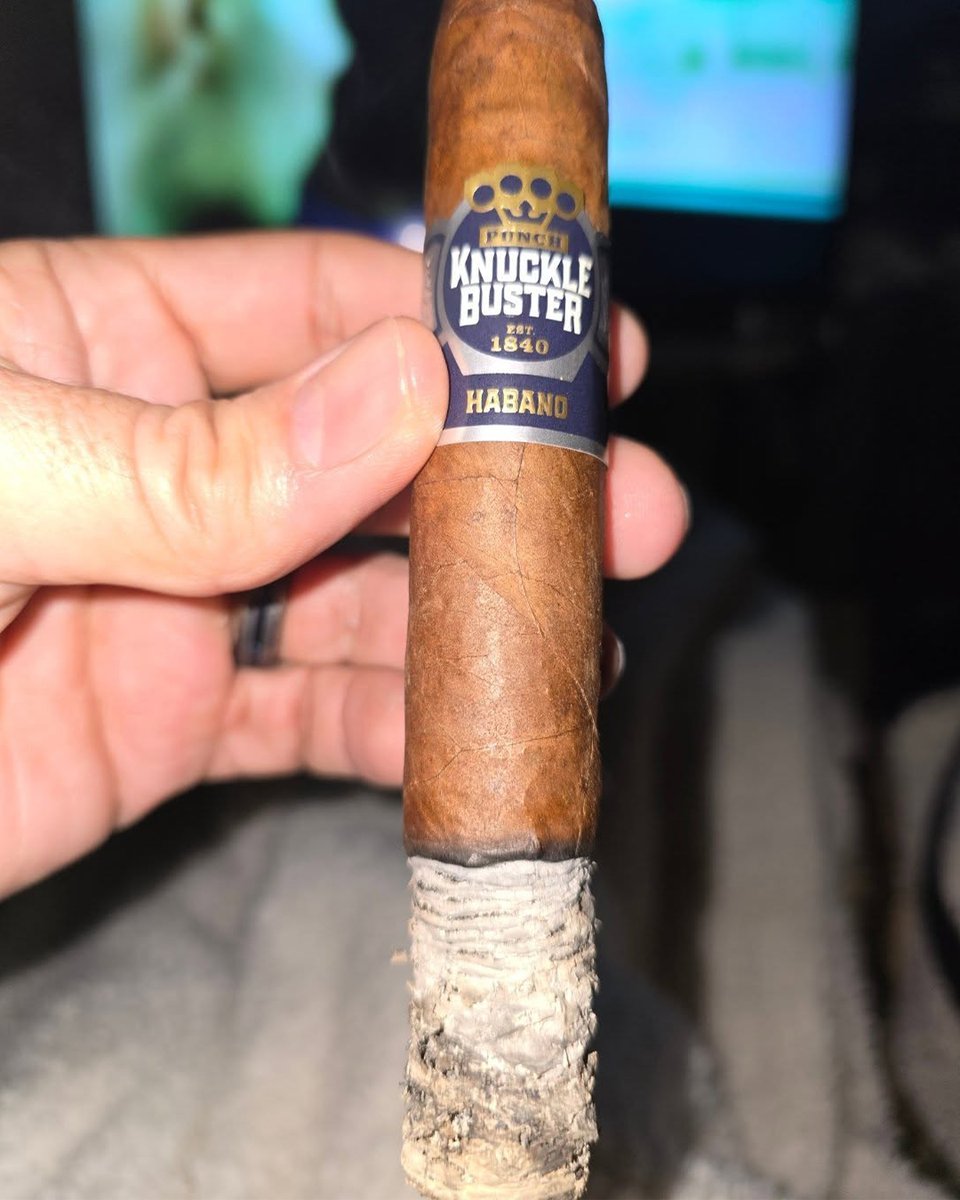 punchcigars's tweet photo. Hey, nice ash. 😎
Thanks to @steven_dekok @samirsaifofficial and @taponstuff for the awesome pics on IG!
#PunchCigars #Punch #Cigars #CigarLifestyle #FanPhoto https://t.co/F64An6OHVV