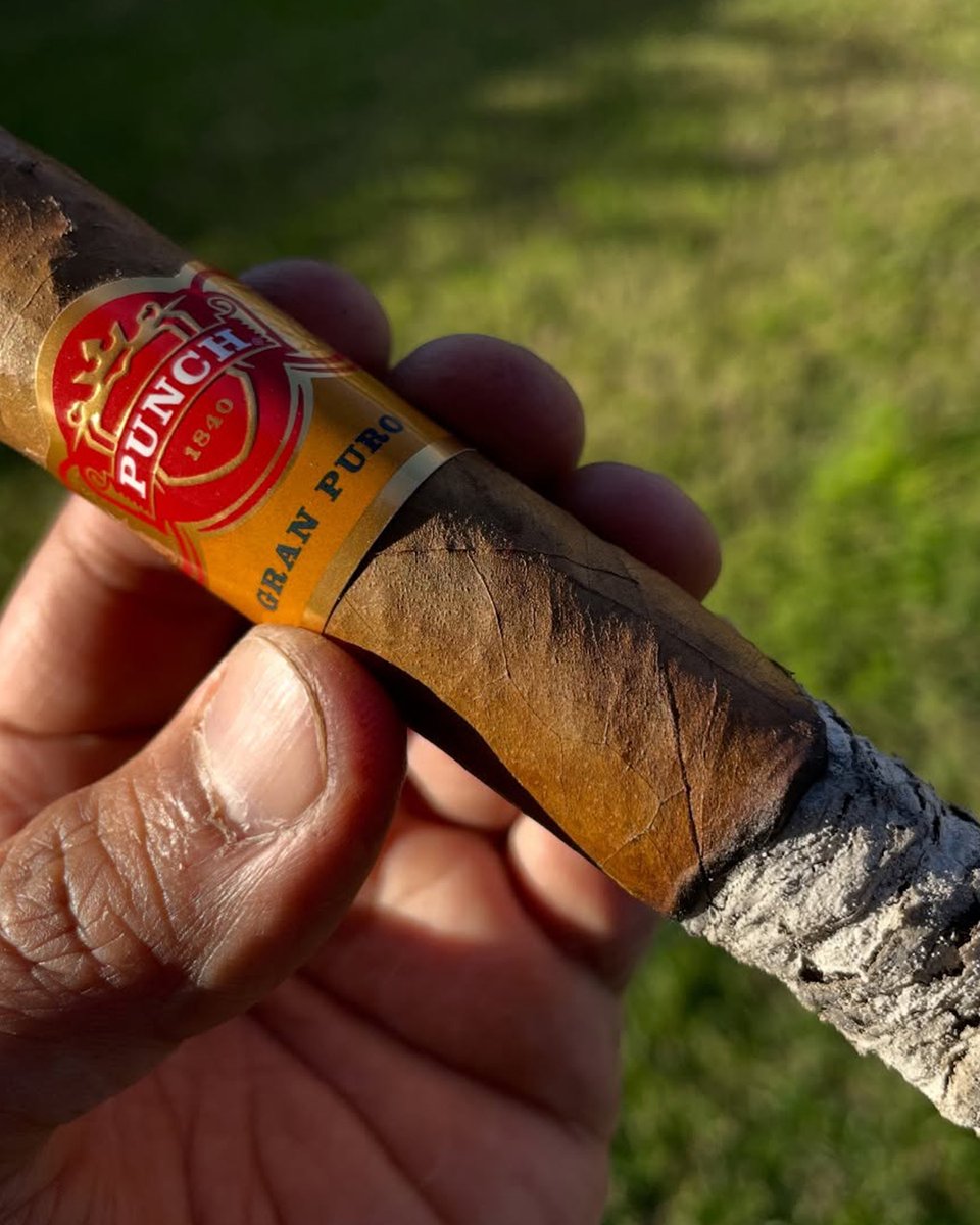 punchcigars's tweet photo. Hey, nice ash. 😎
Thanks to @steven_dekok @samirsaifofficial and @taponstuff for the awesome pics on IG!
#PunchCigars #Punch #Cigars #CigarLifestyle #FanPhoto https://t.co/F64An6OHVV
