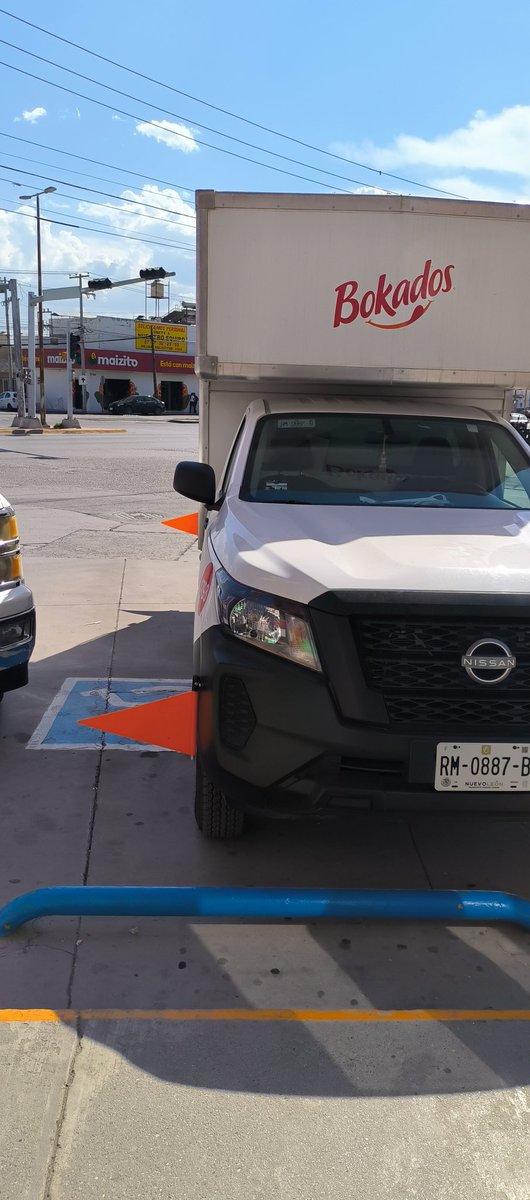 hugosergio_hv's tweet photo. @bokadosmx, perdón por ser tan explícito, pero teniendo lugar a 2 espacios, su chofer llega y ocupa un cajón de estacionamiento especial, en el Oxxo Las Etnias, en Torreón Coahuila https://t.co/aLop4HVinW