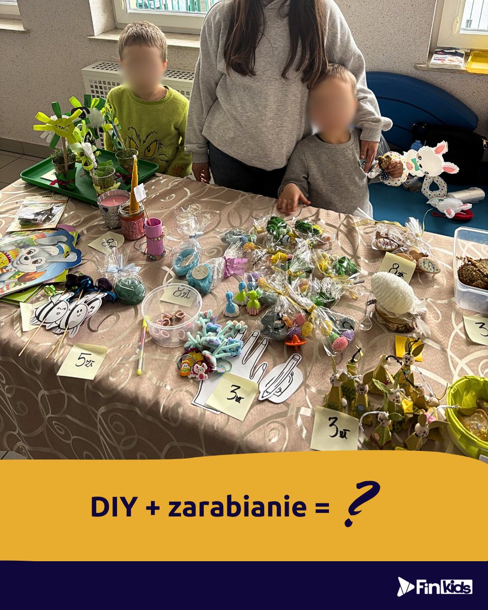 FinKidsPl's tweet photo. 🧠 Zagadka logiczna:

Co powstaje z połączonych mocy rękodzieła i zarabiania?
(Jeśli jesteś 40+ to podpowiem, że nie Kapitan Planeta 😉)

W przedszkolu naszych dzieci postaje co roku kiermasz świąteczny.
A właściwie 2 razy w roku: na Boże Narodzenie i Wielkanoc.

💰 Dla jednych dzieci to okazja, aby się spłukać ze wszystkich swoich oszczędności.
Dla innych, aby uczyć się rozsądnego zarządzania pieniędzmi:

✔️ Cierpliwości - bo przecież warto najpierw obejrzeć, co jest na wszystkich stoiskach, żeby potem nie żałować zakupu.
✔️Mądrych wyborów - bo ciastko może cieszyć krócej niż zabaweczka, ale jeśli jest się akurat głodnym... 😉
✔️Matematyki finansowej w wersji mini - bo trzeba obliczyć, jak za posiadaną kwotę można kupić jak najwięcej.

A także, jak się tym razem okazało, także przezorności - bo monety są małe i, skupiając się na wsuwaniu muffinki, łatwo można jakąś zgubić 😅.

A czy w przedszkolu/szkole Twojego dziecka też są kiermasze świąteczne?
Co sądzisz o takich inicjatywach: mit czy hit? 👇

- skomentuj, jeśli masz ochot
- udostępnij, jeśli uważasz, że warto
- a jeśli jeszcze się nie znamy, zaobserwuj mój profil