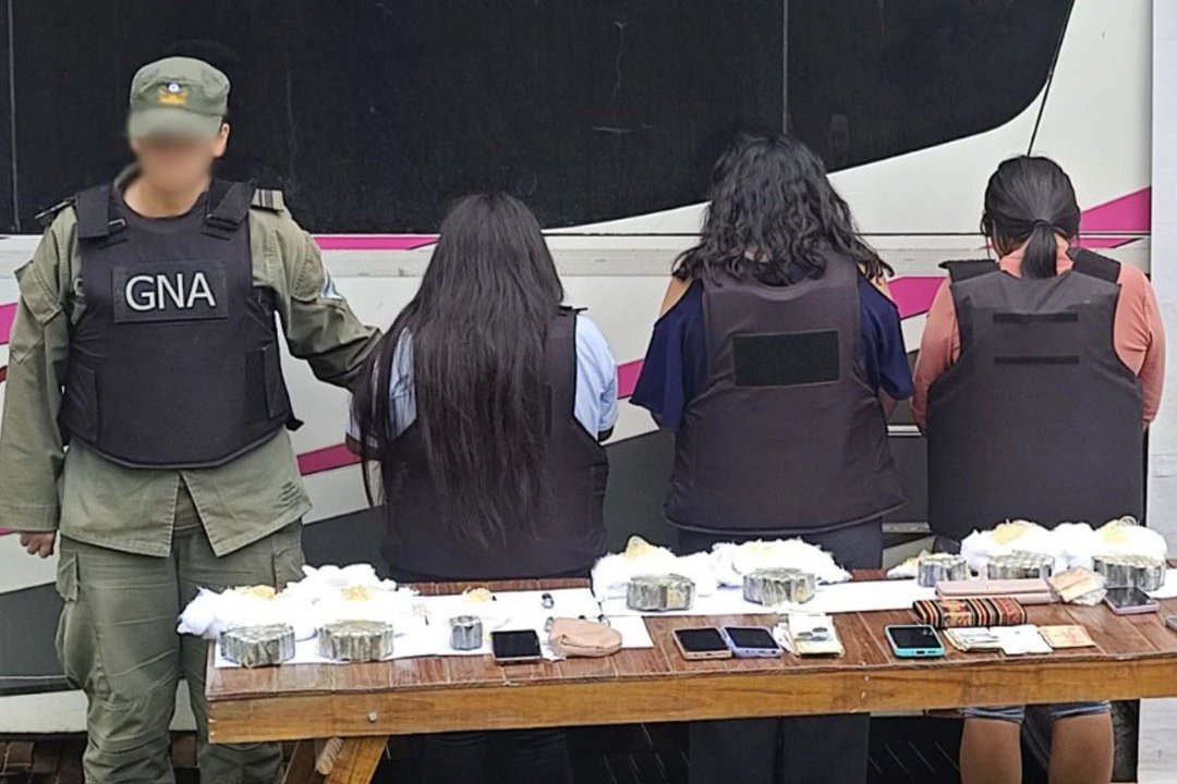 🚨🇦🇷🇧🇴 #AHORA | Gendarmería arrestó a 9 bolivianos e incautó más de 10 kilos de cocaína en Tucumán.

👉 Los delincuentes transportaban droga ingerida en cápsulas y oculta entre sus pertenencias.