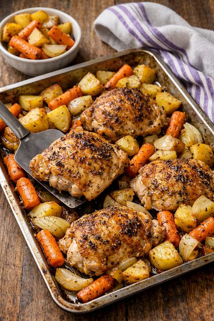 Amelia2325's tweet image. This herb-roasted chicken &amp;amp; vegetables is a simple one-pan dinner 🍗🥔 Perfectly crisp chicken, tender seasoned veggies, and straightforward herbs—comfort food made easy. 
See the recipe: buff.ly/3zHFcHR
 #OnePanMeal #ChickenAndVegetables #EasyRecipe #OldFashionedRecipes