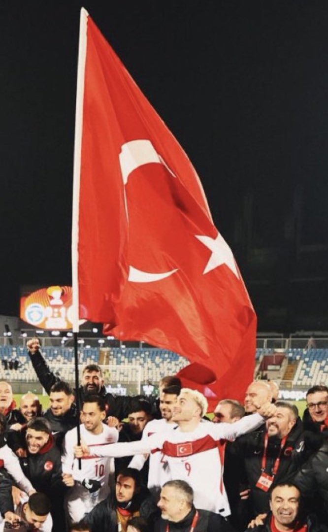 bitiklaylom's tweet photo. HEYBETLİ, GÖRKEMLİ bi fotoğraf. https://t.co/BKIfUgr6uS