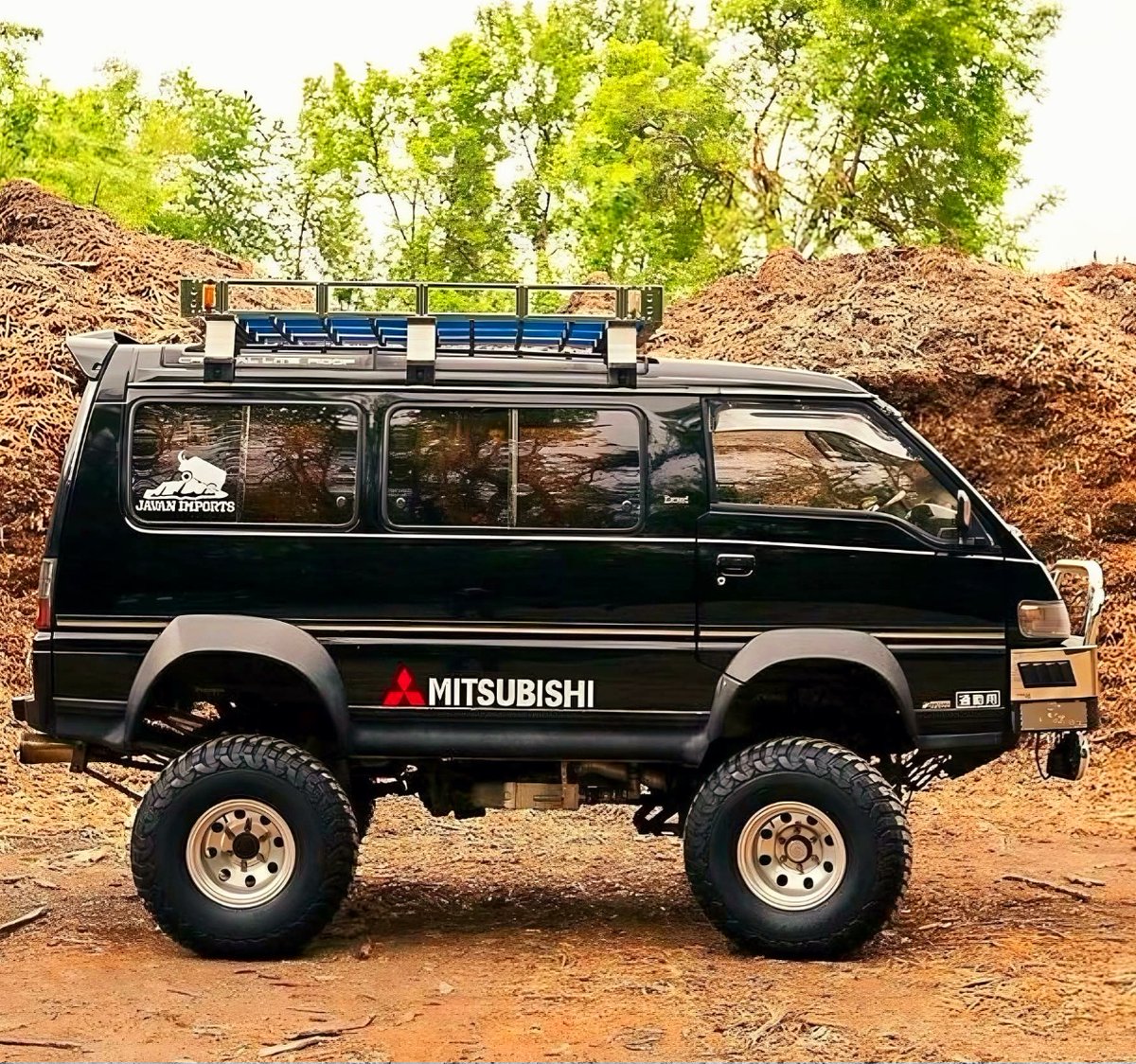 CamperFanPAGE's tweet image. This Mitsubishi Delica 4x4 is built for off-road escapades! 🚐✨ #AdventureReady #OffRoadLife #VanLife