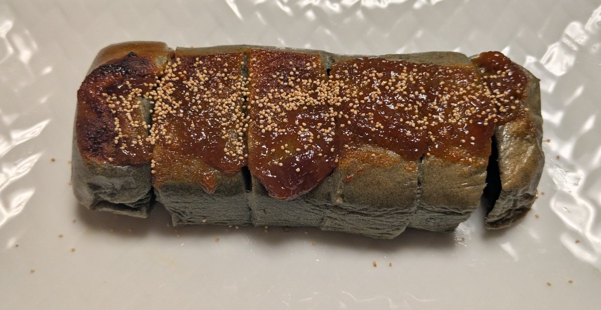 自画自炊（1718）
鯛のかぶと煮をメインに、サイドメニューは三つ葉のゴマダレお浸しと蓬麩の田楽。田楽の味噌は、頂きものの豚味噌を使ってみた。桜を愛でつつ冷酒で一献