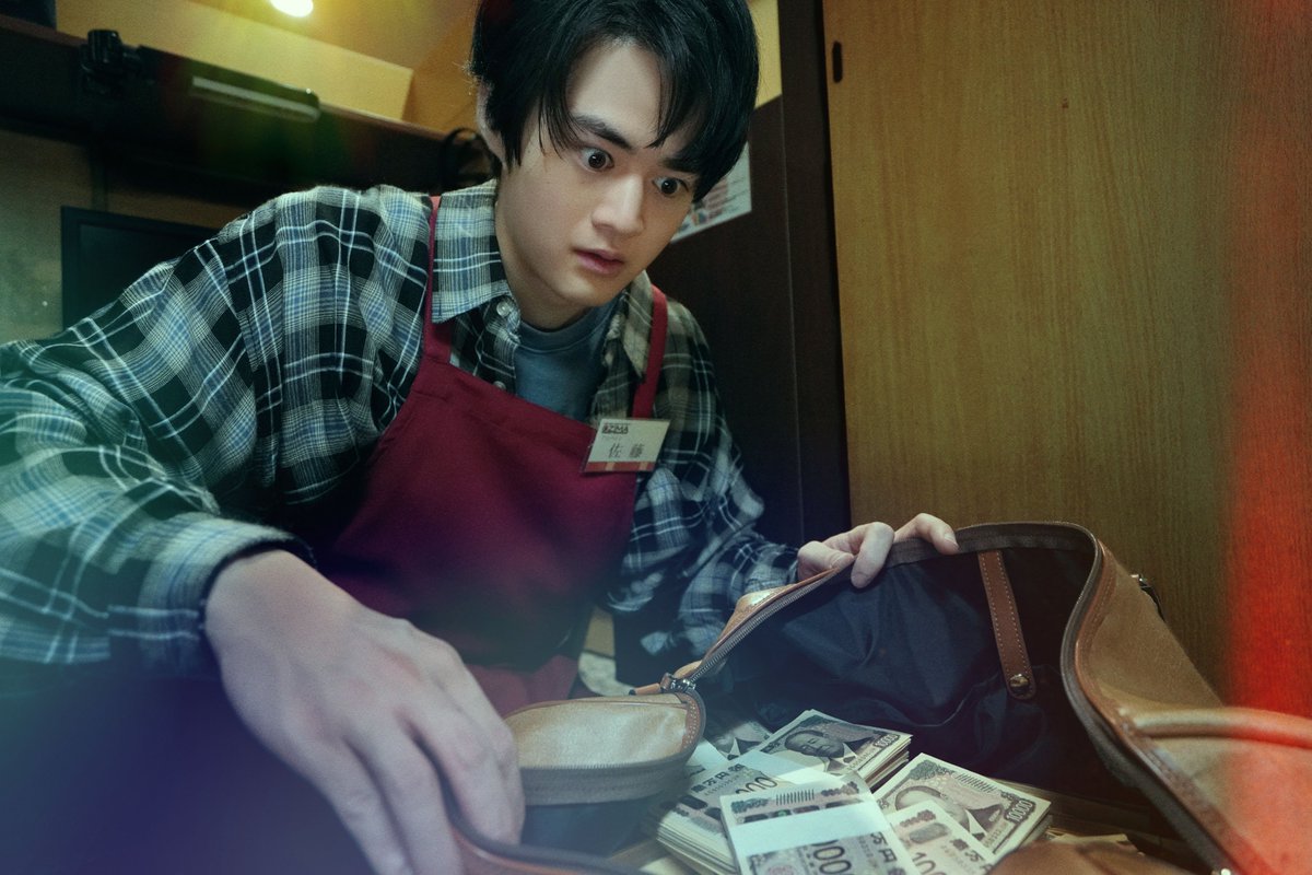 warakemo_movie's tweet photo. 🐺𝐒𝐓𝐎𝐑𝐘

たまたま見つけた𝟏億円によって
成り行きまかせのさえない毎日が一転。
チャンネル登録者数“2ケタ”の
弱小大学生YouTuber・佐藤寛治は
想像を絶する〈𝟏億円争奪戦〉に
巻き込まれていくことに...

映画『#藁にもすがる獣たち』𝟗.𝟐𝟓(FRI)
#わらけも https://t.co/IobWSzzbCI