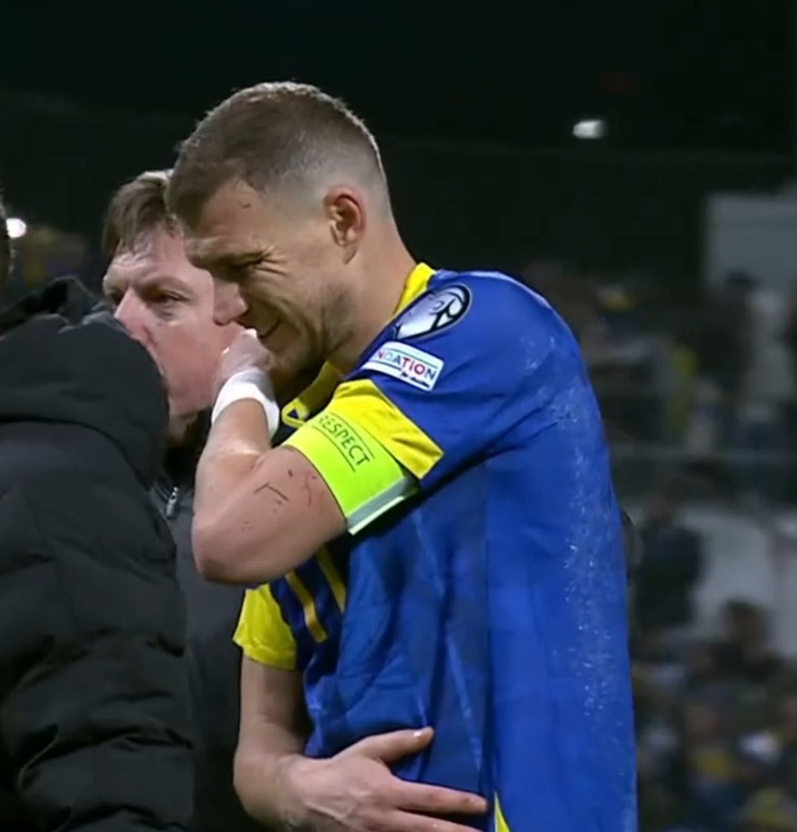 İtalyan oyuncular Bosna ile eşleşmenin ardından kahkaha atıyordu ve o görüntülerden sonra Dzeko’nun tarihe geçeceği belliydi… Çok sevindim. Futbol bu hikayelerle çok güzel.