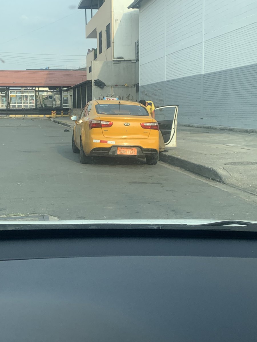 natalival's tweet photo. @ATMGuayaquil esté pseudo profesional del volante me cierra pudiendo esperar pero como siempre hacen lo que se les da la gana y nadie hace nada! Pudo provocar un choque múltiple en plena calle Quito y ahí lloran para no pagar los daños causados @Cupsfire_gye https://t.co/3HGhgsrv0X
