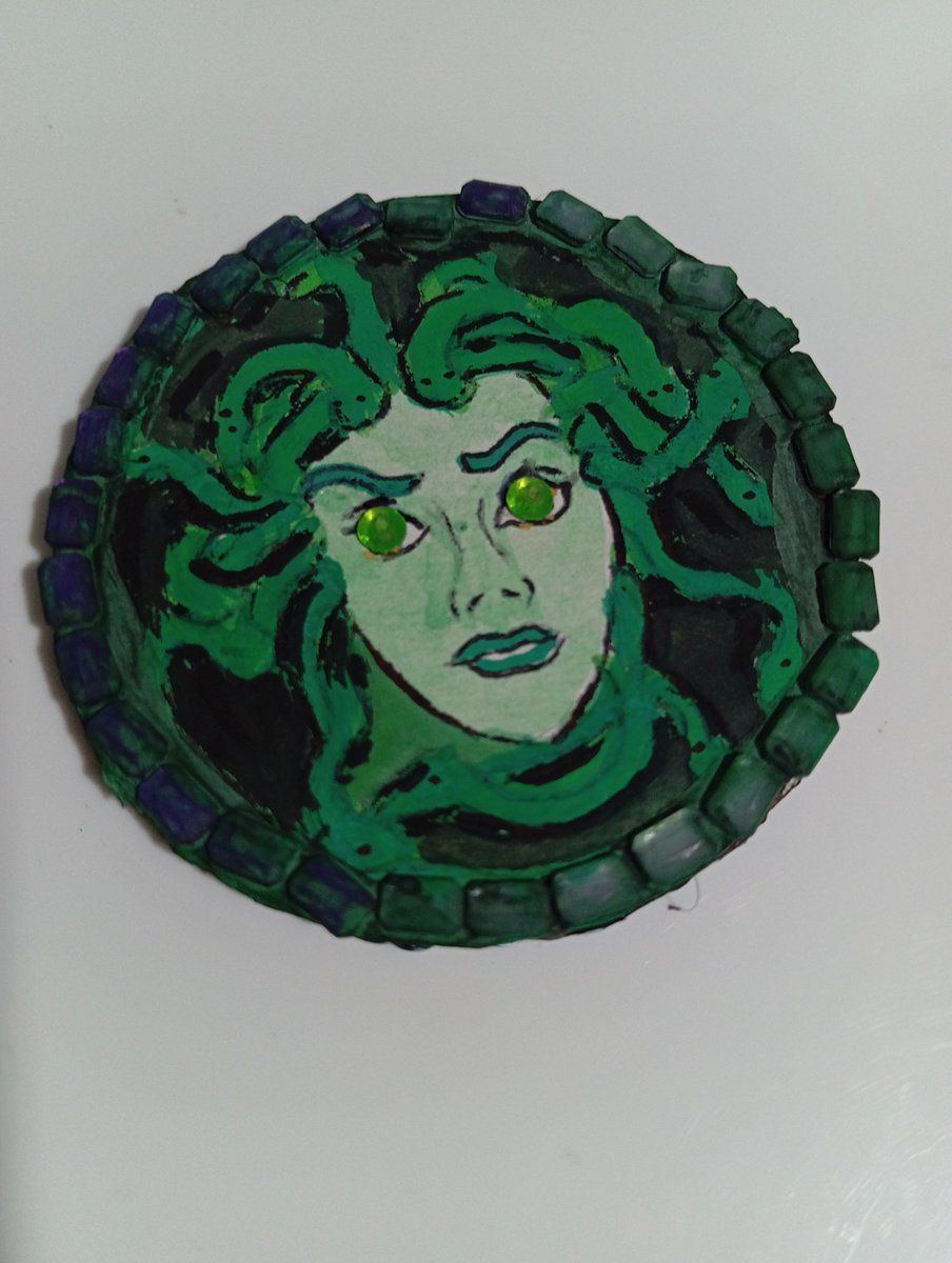 Moneda de Medusa🪙

-Decían que su mirada convertía a los hombres en piedra...