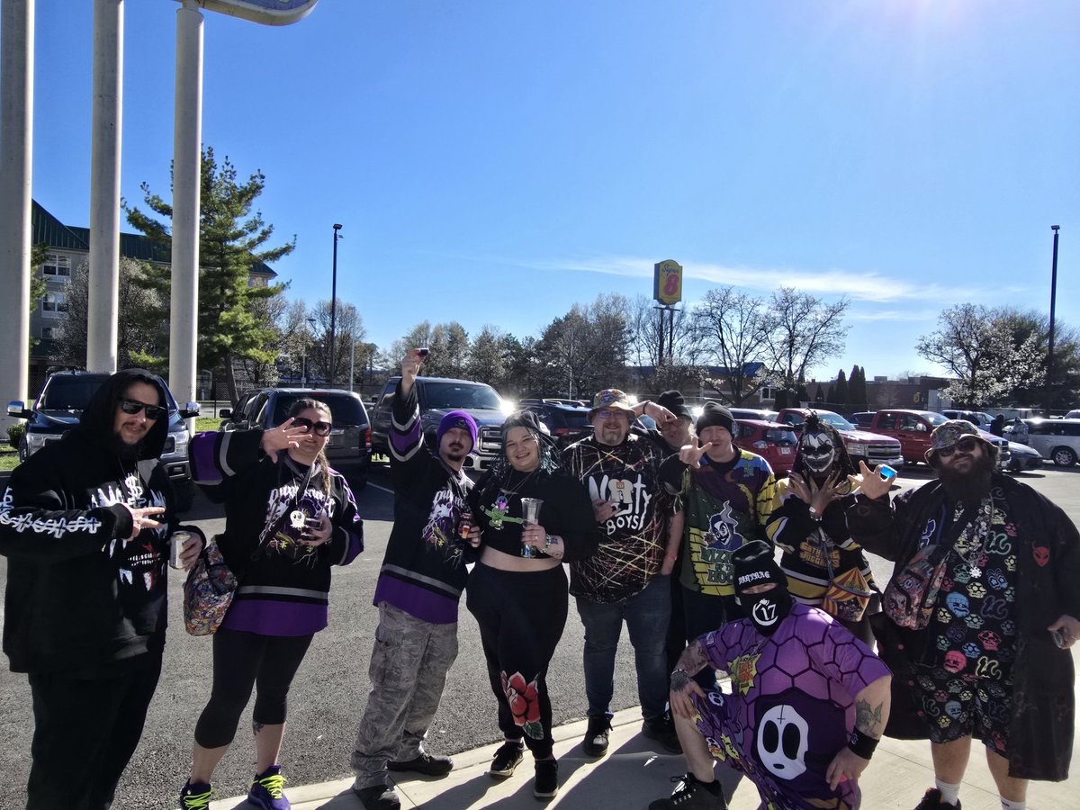 Rleeson85's tweet photo. @theSTRANGEST @ashholeymoley0 @ClownDevil410 whoop whoop https://t.co/ksiZRrMQ4q
