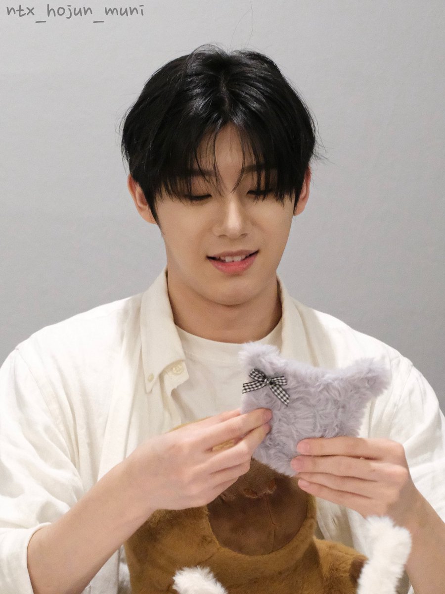 26.03.29 🎉
5주년 기념 이벤트🤍

 ˗ˋˏ 호준이 ˎˊ˗
3월 고생많았어!  ~~🫳🏻
4월 잘 부탁해! 4랑해 ~~🫶🏻

#NTX #엔티엑스 
#HOJUN #호준