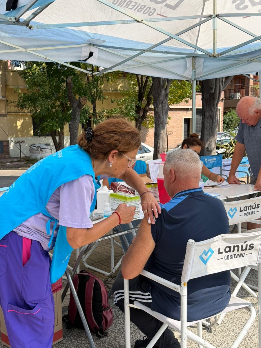 FPLanusHCD's tweet photo. Participamos del Operativo Territorial “Lanús Tu Gobierno” en la Plaza Concordia Valentín Alsina.
Acercamos el @hcdlanus a los vecinos y vecinas para escuchar sus ideas y propuestas para mejorar el barrio con el objetivo de construir entre todos y todas 

#LaCiudadQueNosMerecemos https://t.co/2JcJhm9XJC