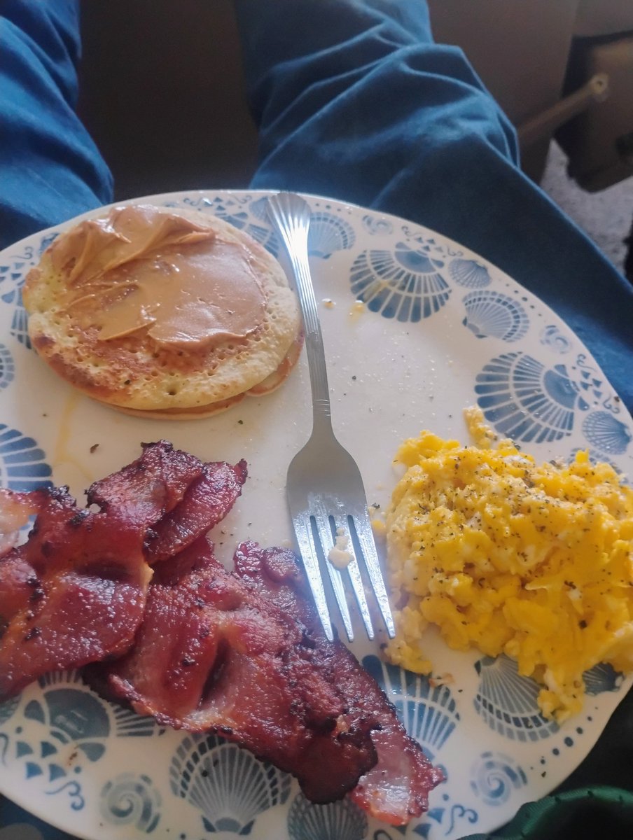 Cheesehead1982's tweet photo. Breakfast for Dinner Babay!!! Pancakes 🥞, Bacon and eggs 🥚!!!  Yummo!!!  I broke down and finally purchased me a griddle!!! https://t.co/WJOoIVTFwu