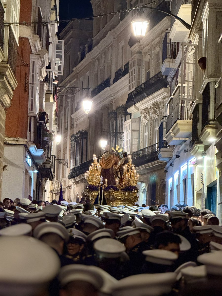cofradiacolumna's tweet photo. Nuestro Padre Jesús Atado a la Columna ya encara C/Ancha tras la subida de Novena.

#MartesSanto2026 https://t.co/1rCCy2Gs64