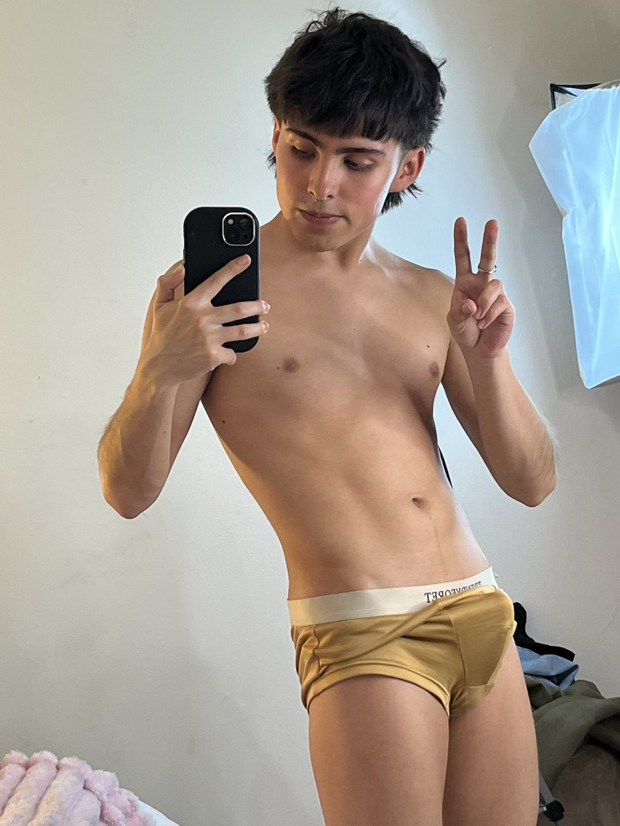 peppertwink's tweet photo. the goldie hour 🐤
#chudai chudai https://t.co/tmrqaOIJyz